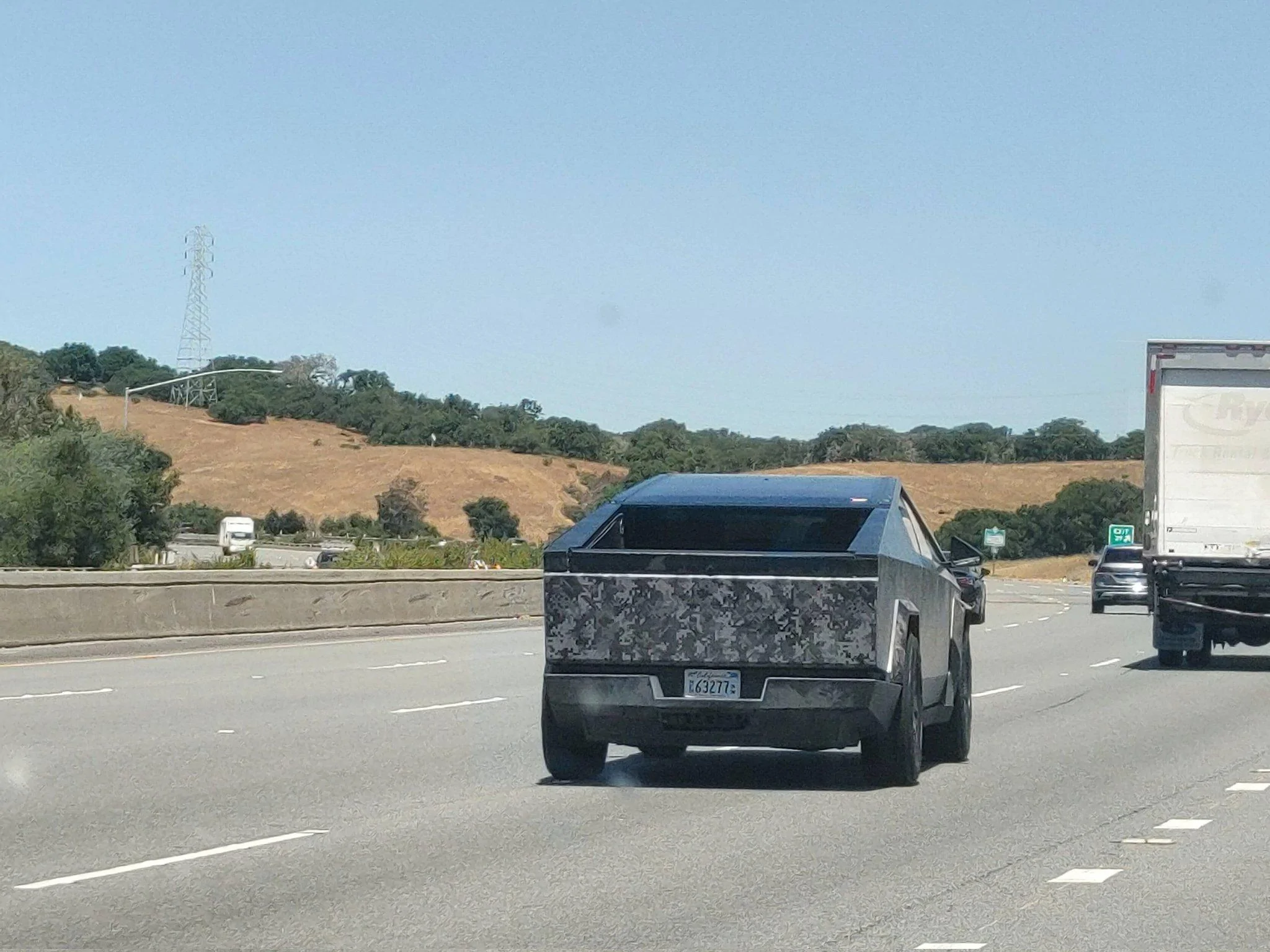 Tesla Cybertruck New dark digital camo + tinted Cybertruck appears on the 280 in CA! 🤳 F31uZmCW0AAH9Ma