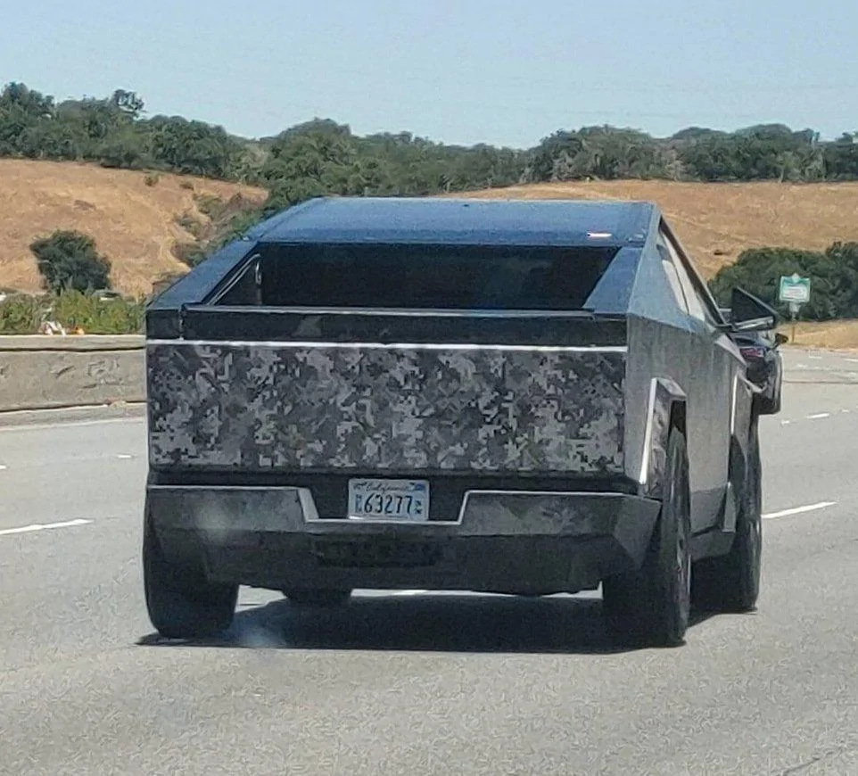 Tesla Cybertruck New dark digital camo + tinted Cybertruck appears on the 280 in CA! 🤳 F31uZmCW0AAH9Ma copy