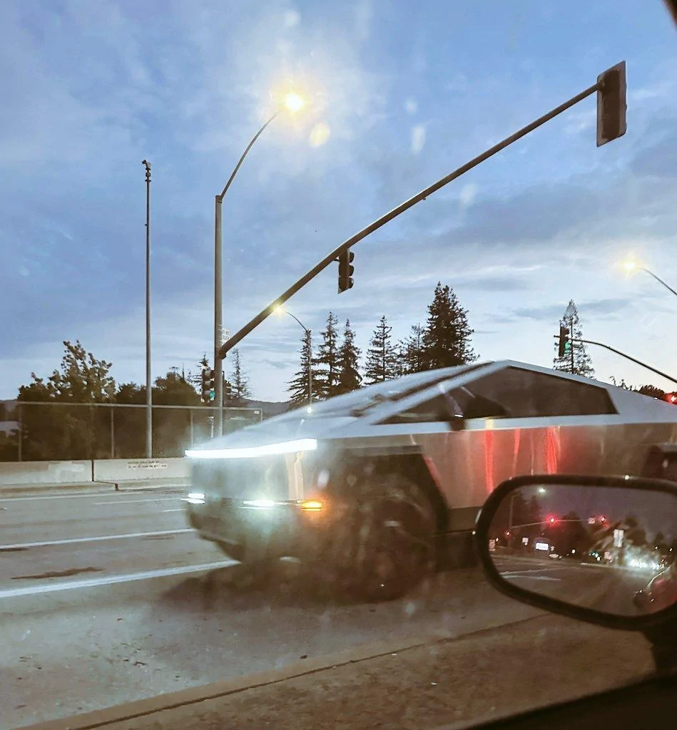 cybertruck-headlights-fog-lights-sidemarkers-jpeg.webp