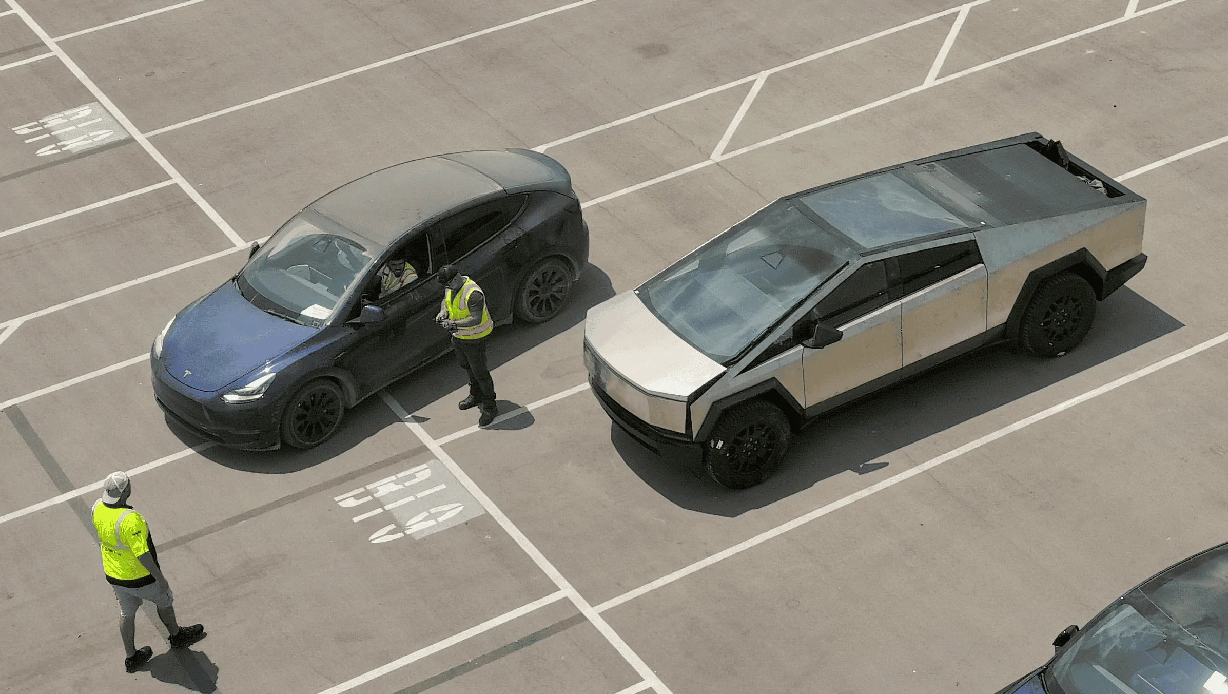 Tesla Cybertruck Cybertruck size comparison with Ford F-250 Superduty pickup (side by side photo)! 1692646967891