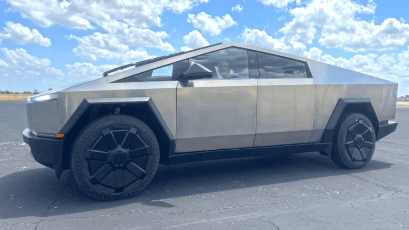 Tesla Cybertruck Video of Cybertruck at night -- all lights on + size comparison to Honda Pilot EBA6DEED-08FC-4C88-A54A-7D92F2FB6584
