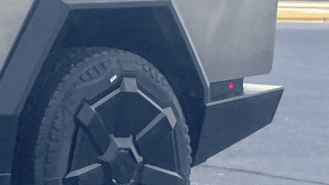 Tesla Cybertruck Video of Cybertruck at night -- all lights on + size comparison to Honda Pilot FAB24CDF-5A4F-4D45-881A-A3F940F6DF61