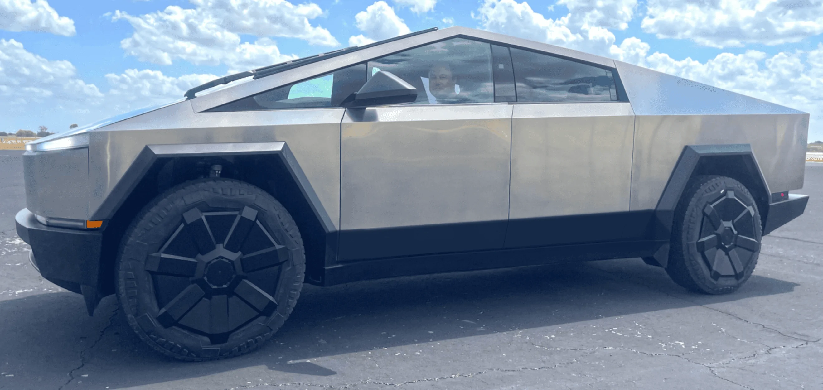 Tesla Cybertruck Elon Musk: "Just drove the production candidate Cybertruck at Tesla Giga Texas!" -- "This Is Our Best Product Ever" 🙌 1692825266511