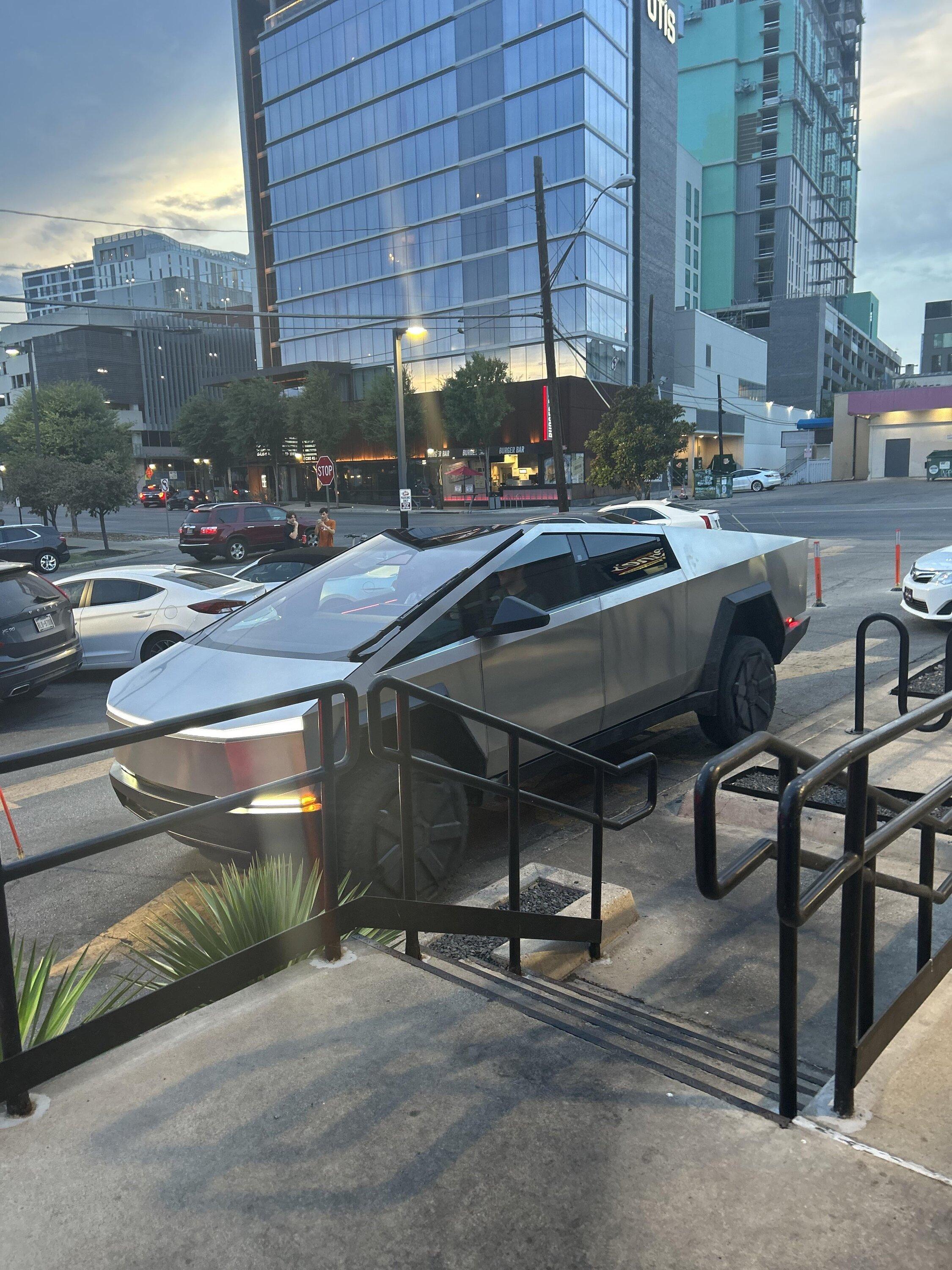 Tesla Cybertruck Ambient lighting (interior) confirmed in Cybertruck! (spotted 8/23/23) + front camera display screen view uupn7z4r6yjb1