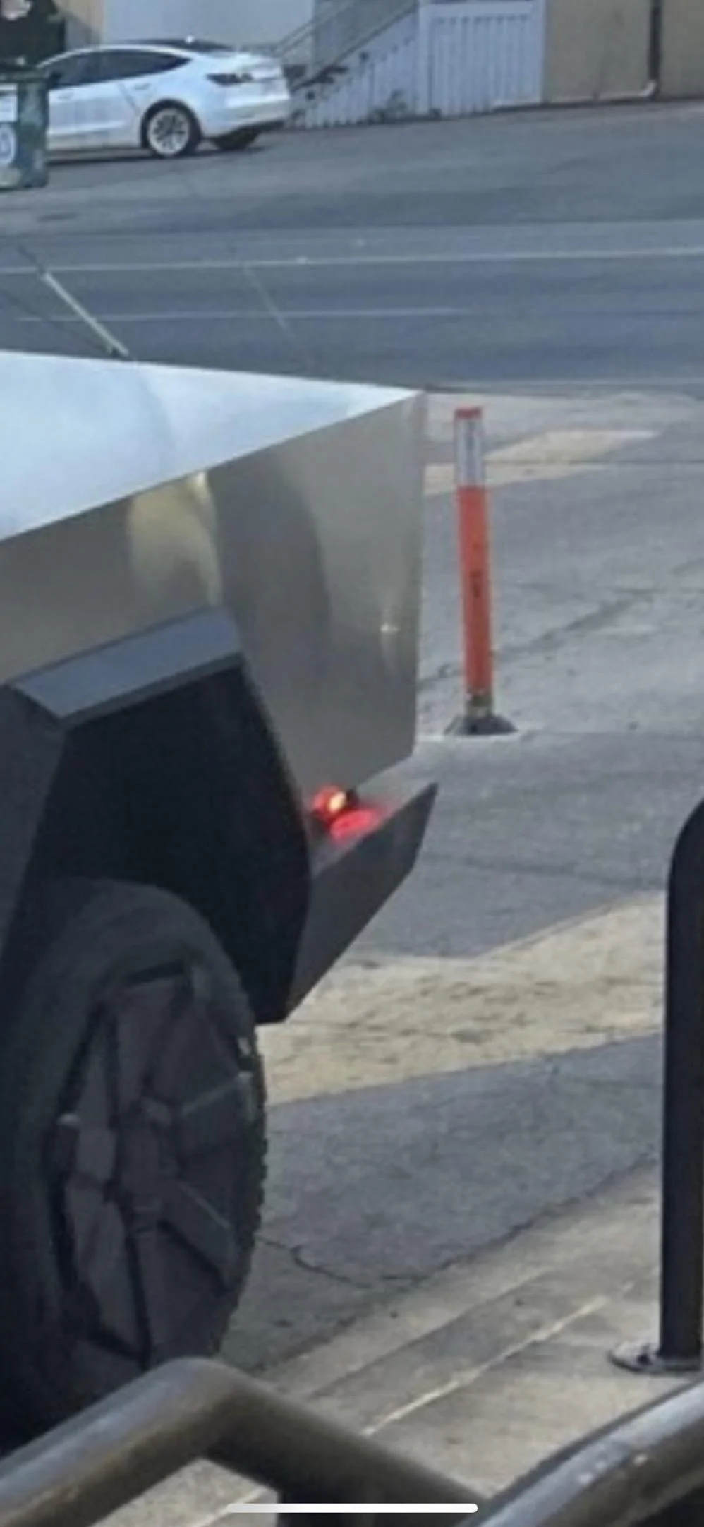 Tesla Cybertruck Video of Cybertruck at night -- all lights on + size comparison to Honda Pilot 5454026B-0895-4B07-BF24-2568E68FF85D