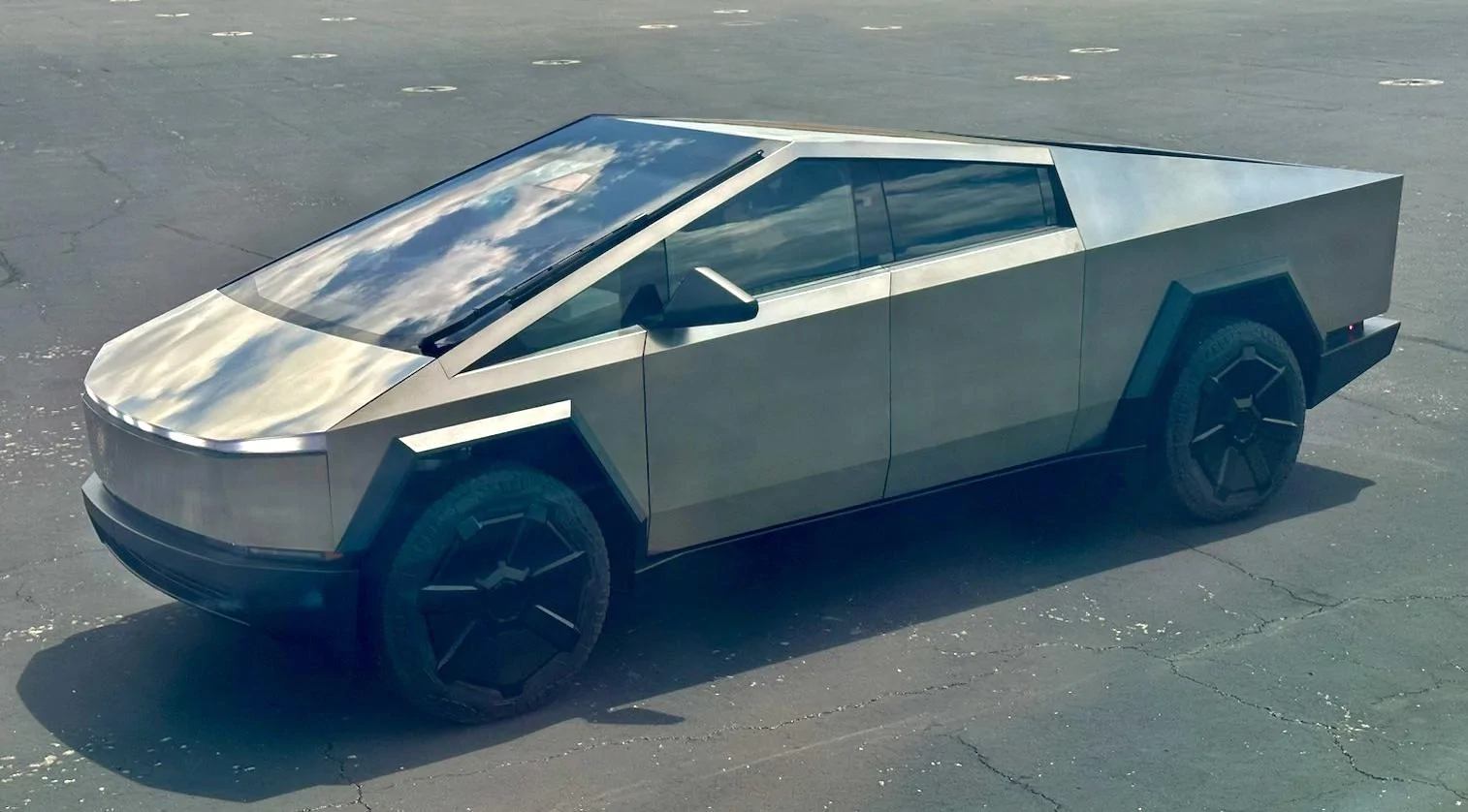 Tesla Cybertruck Elon Musk: "Just drove the production candidate Cybertruck at Tesla Giga Texas!" -- "This Is Our Best Product Ever" 🙌 cybertruck_07