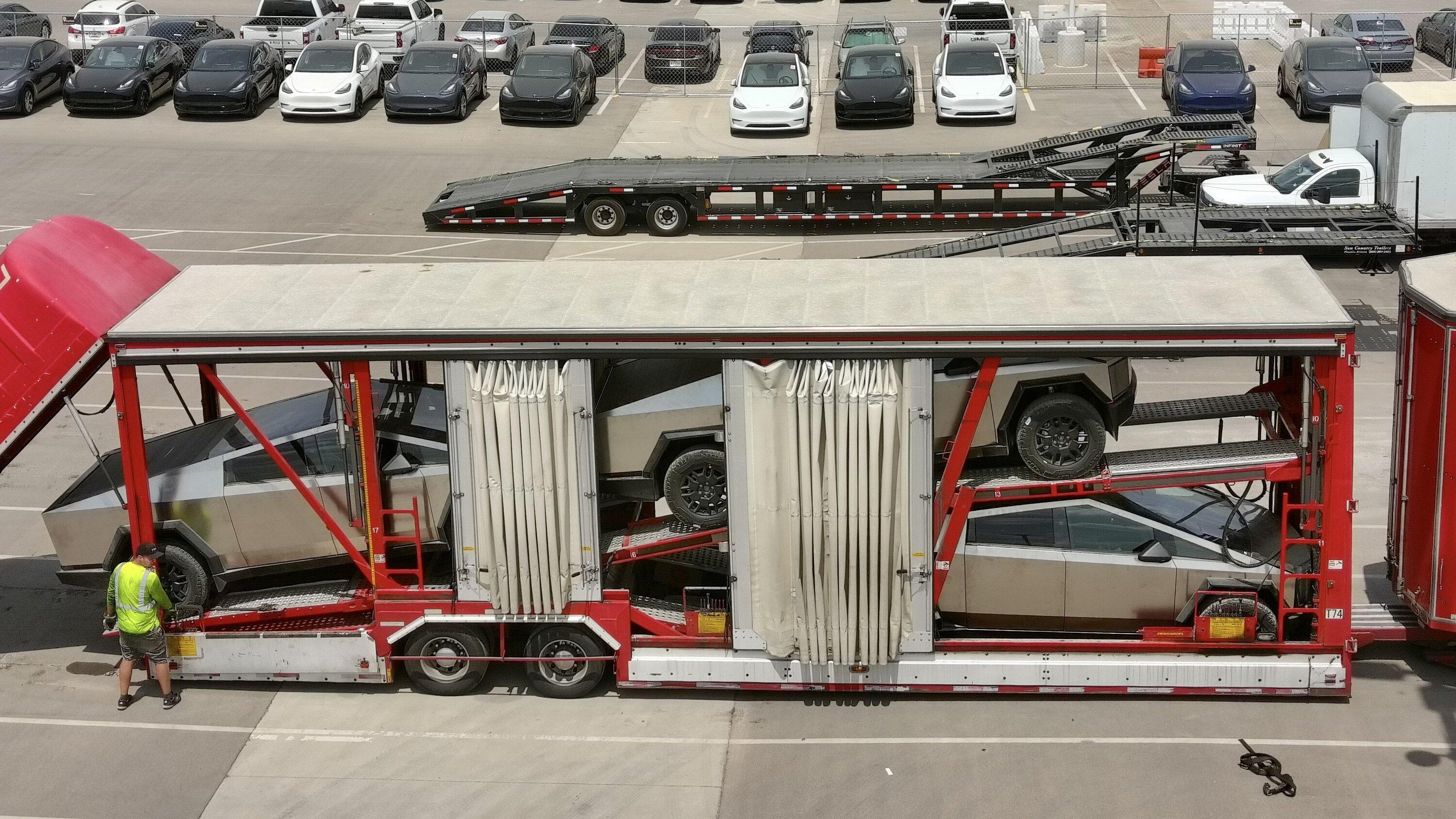 Tesla Cybertruck Seven various Cybertrucks spotted at GFTX today, including build "689"! F4UYU98XwAE1pGB