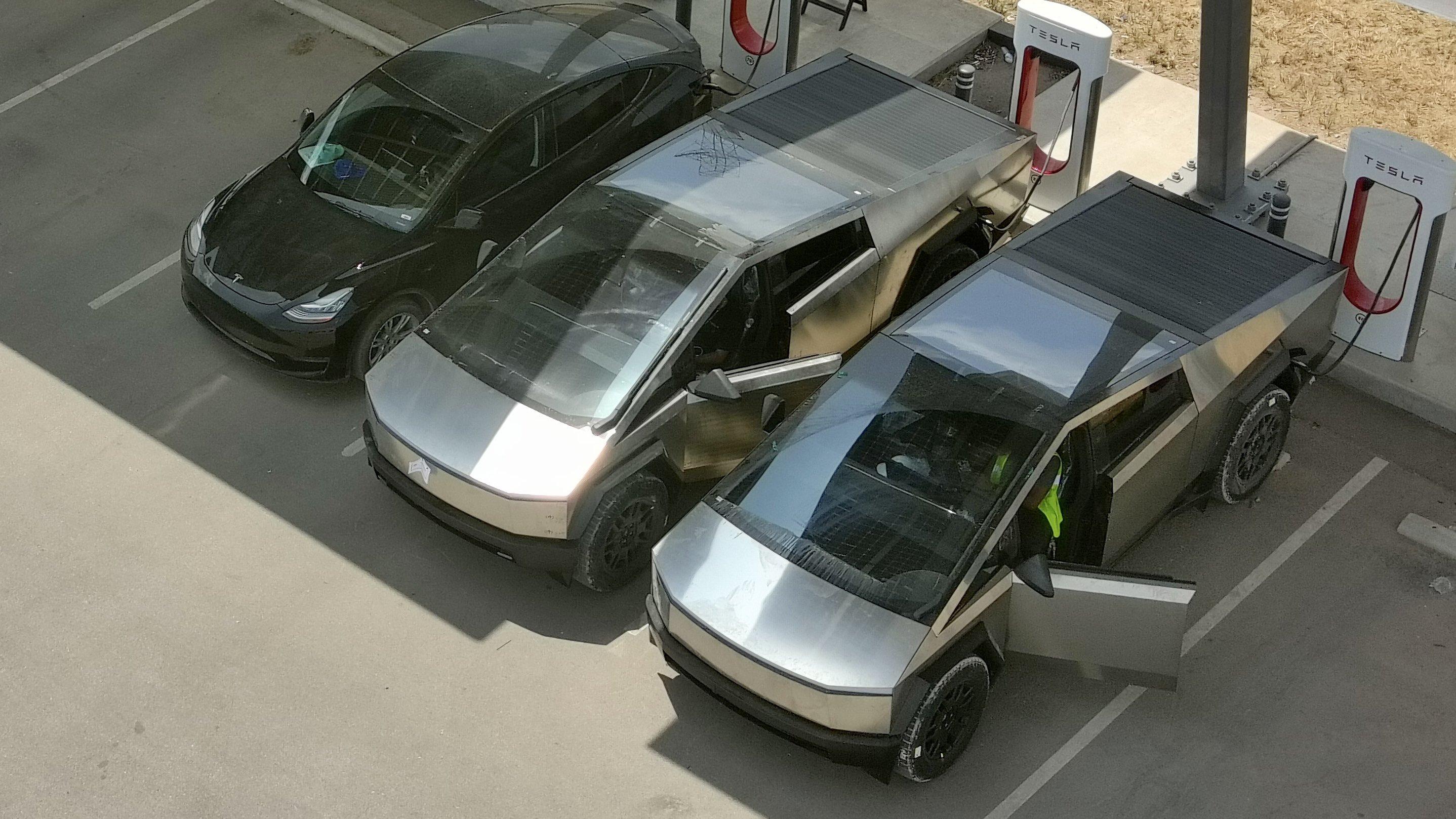 Tesla Cybertruck Seven various Cybertrucks spotted at GFTX today, including build "689"! F4UYU99WsAE5Chh