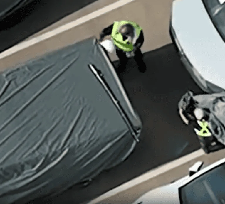 Tesla Cybertruck Powered or manual frunk? Watch the Cybertruck prototype frunk being closed... Screenshot (246)