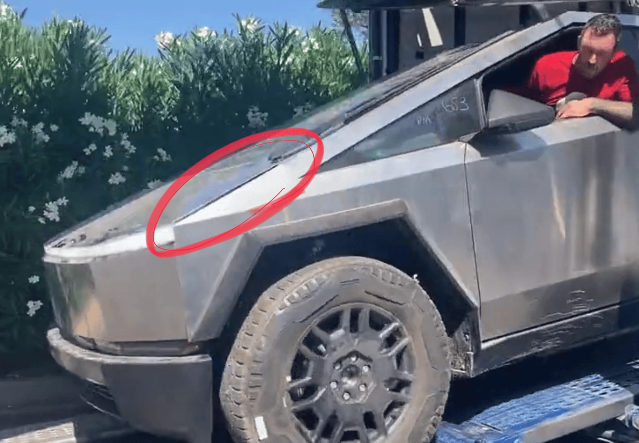 Tesla Cybertruck Cybertrucks being unloaded from trailer in Palo Alto (+ out in Arizona sun 😎) 1693014069054