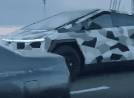Tesla Cybertruck Camo Cybertruck looks awesome on bridge vs. regular cars + good Rivian size comparison! (8/25 video) 😍 1693229375432