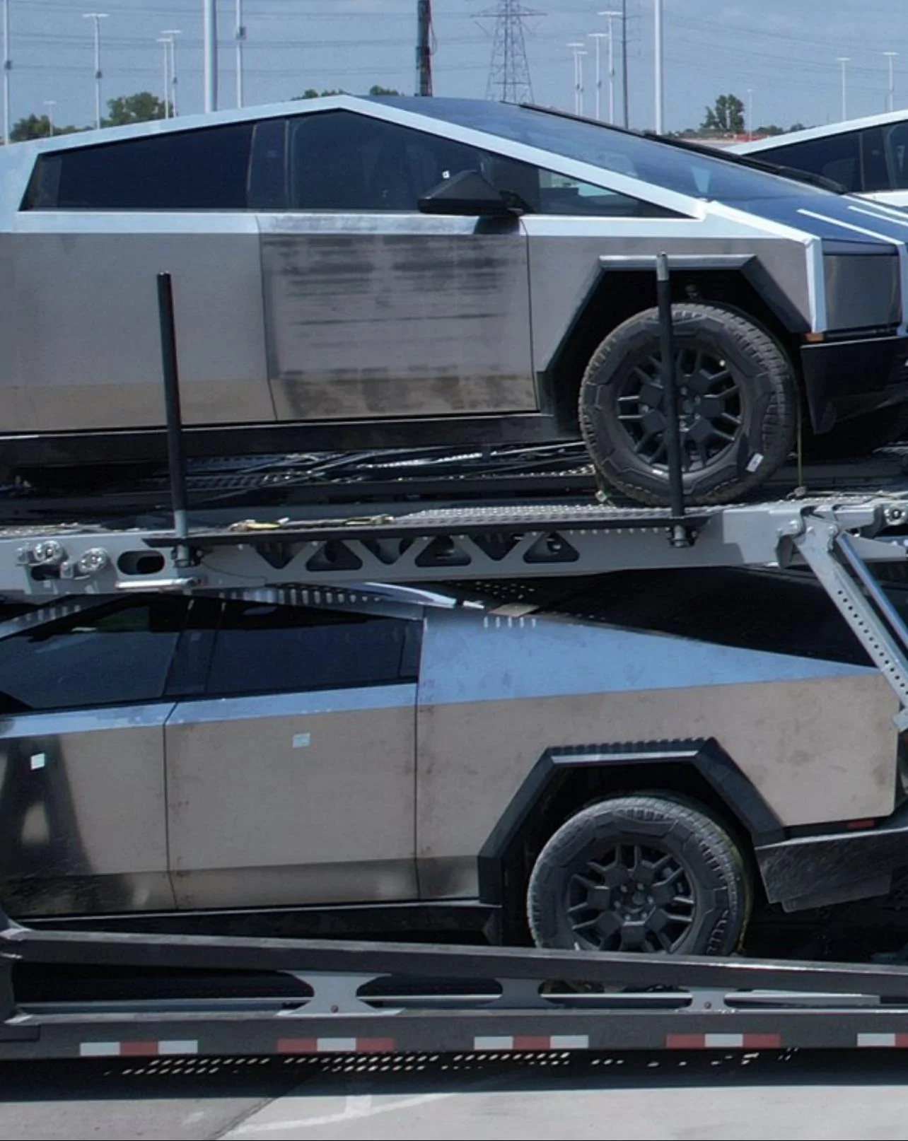 Tesla Cybertruck Fleet of Cybertrucks loading onto carriers at Giga Texas -- video from 8/26/23 C591A02C-F2A6-4AFA-8EE2-70E82F99CD37