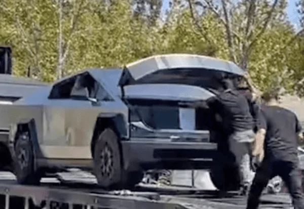 Tesla Cybertruck 8/29: Cybertrucks spotted heading towards Fremont + unloading videos + reverse sound + open frunk look! cybertruck frunk open