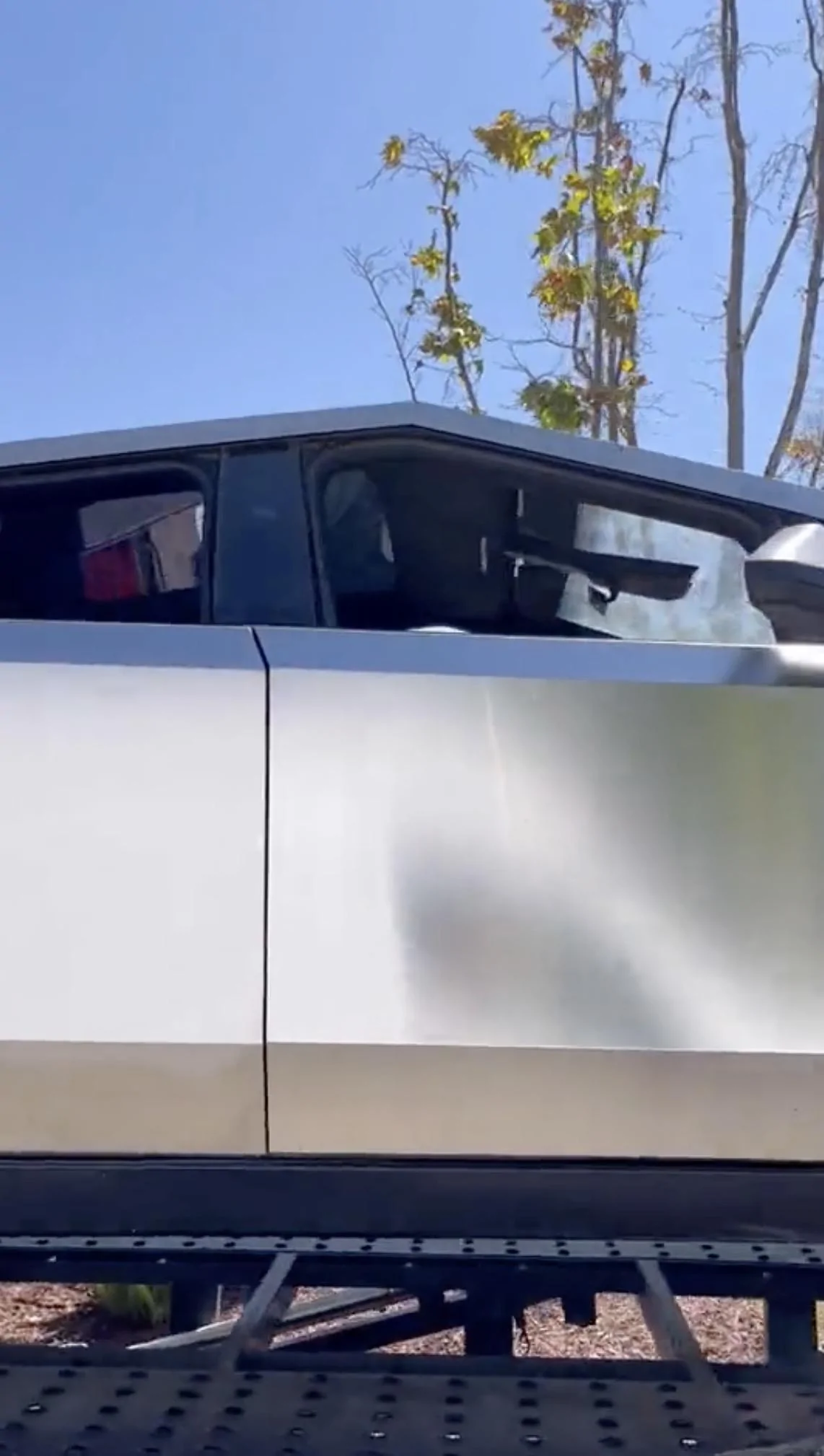 Tesla Cybertruck A look at interior of glass roof / cabin ceiling Screenshot 2023-08-29 at 7.08.52 PM