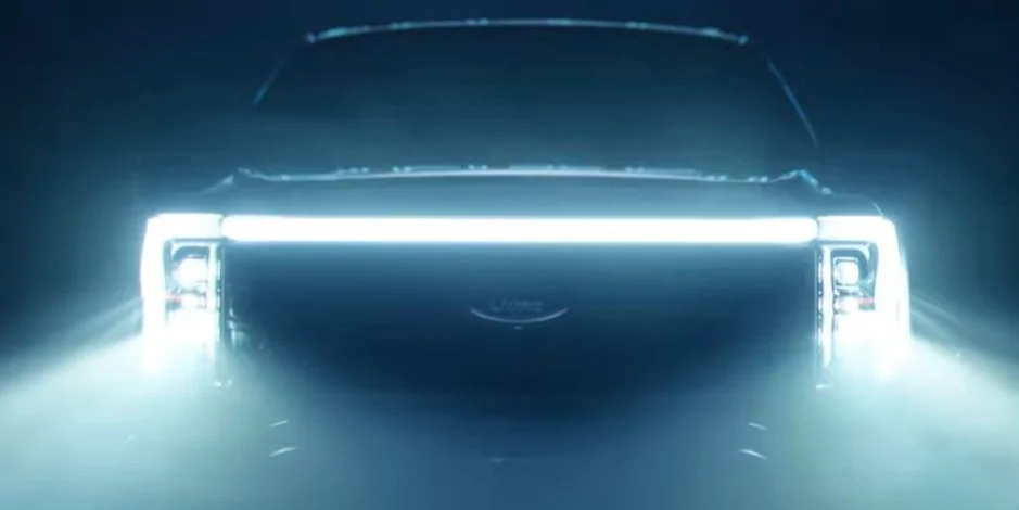 Tesla Cybertruck DRL, headlights, fog lights, sidemarkers, tail light bar ON in night time video (on Tundra Cybertruck leaving supercharger) ford-1621352666