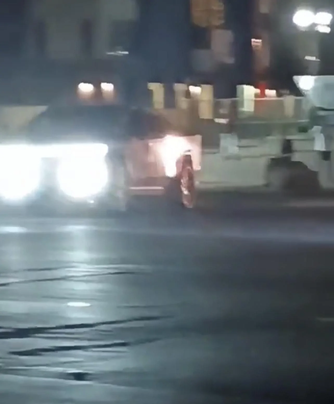 Tesla Cybertruck DRL, headlights, fog lights, sidemarkers, tail light bar ON in night time video (on Tundra Cybertruck leaving supercharger) E243D3E5-3836-4B68-A32E-6A566565B144