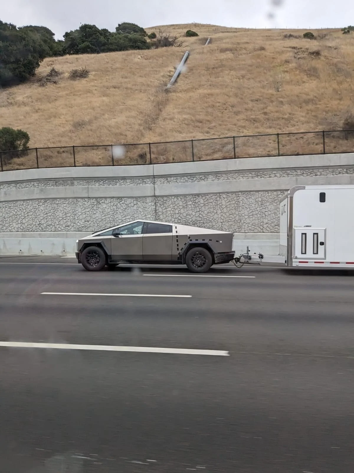 Tesla Cybertruck Spotted: First video of Cybertruck towing trailer! F5EAo0AaAAE-nfR