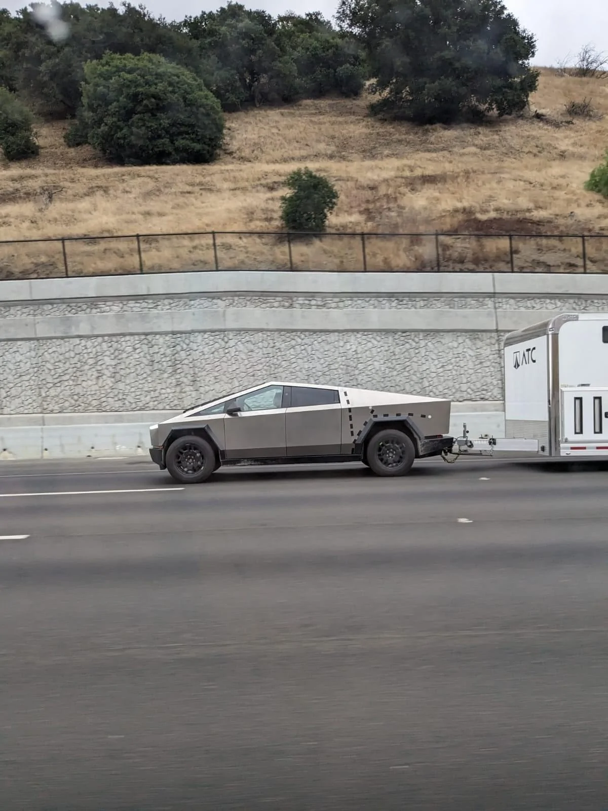 Tesla Cybertruck Spotted: First video of Cybertruck towing trailer! F5EAoz-aEAAIJhI