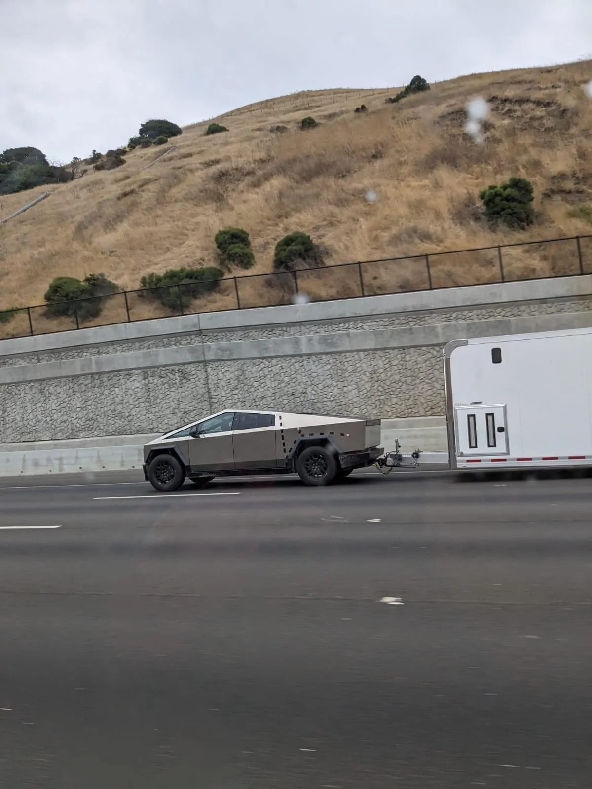 Tesla Cybertruck Spotted: First video of Cybertruck towing trailer! F5EAoz9bYAAOz6K