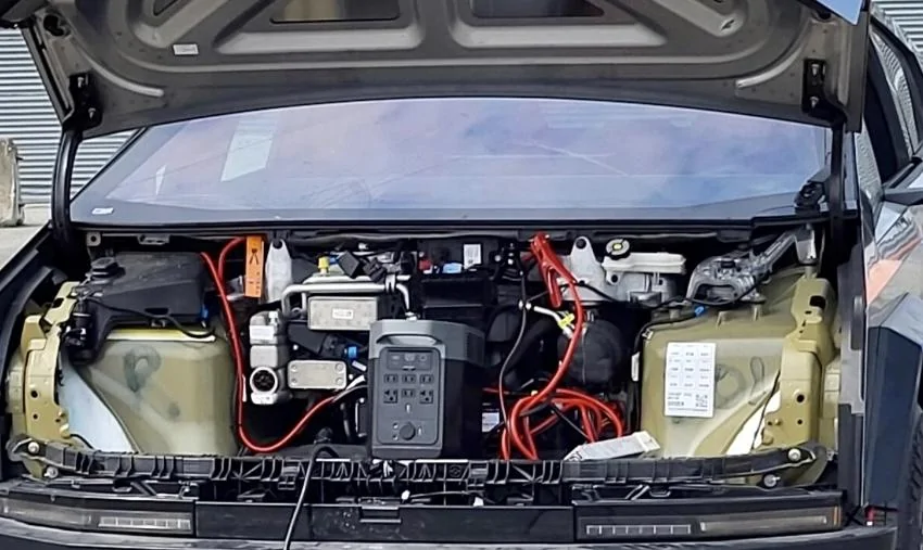 Tesla Cybertruck Video: Camo'd Cybertruck with lights on at night (headlight bar, fog lights, turn signals, rear light bar) 4EB4782C-200F-409D-9242-00379BE7FD9E