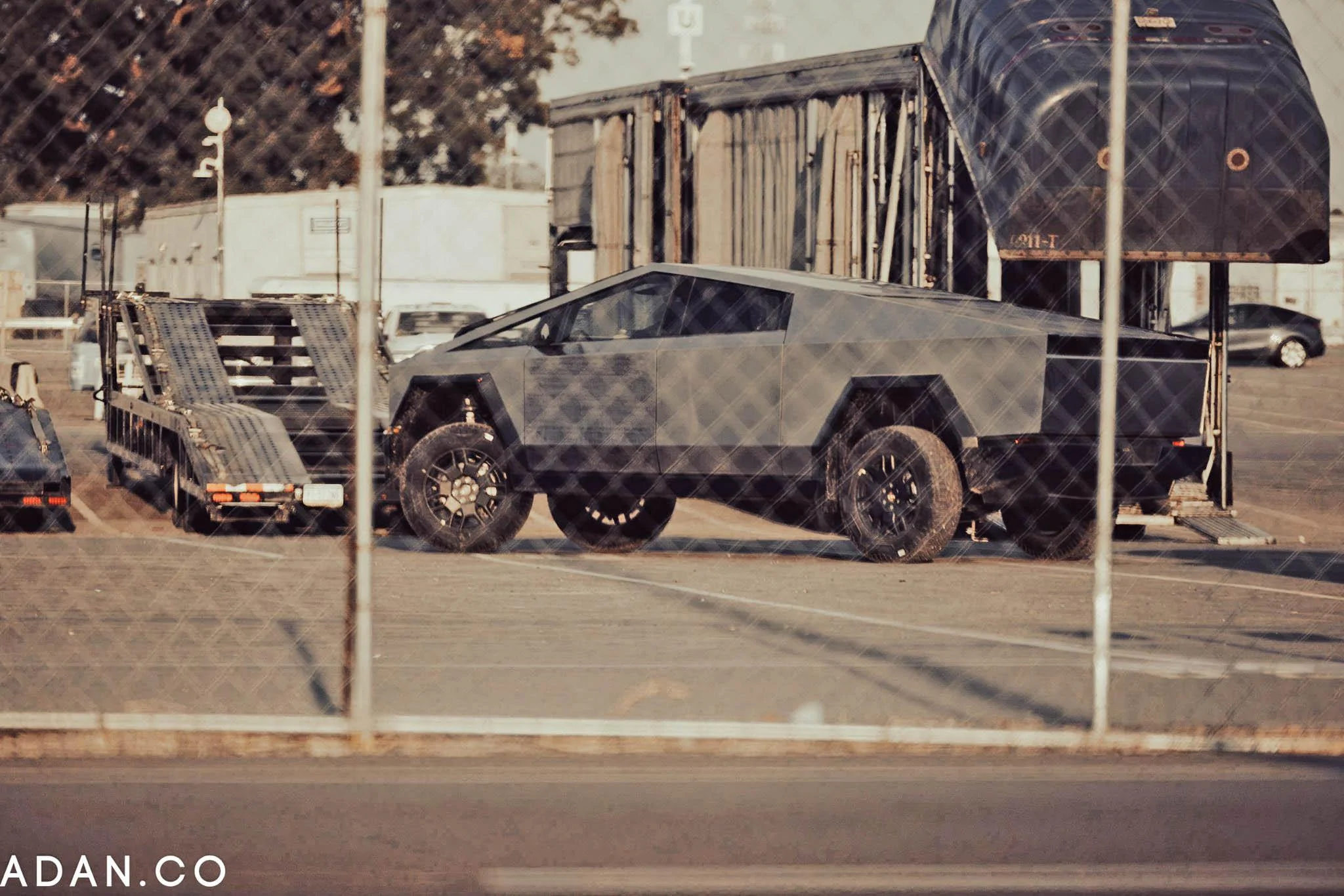 Tesla Cybertruck [Video + Pics] Cybertruck suspension at high setting height (loading onto trailer and public streets) F5JLF8JXMAACOaM
