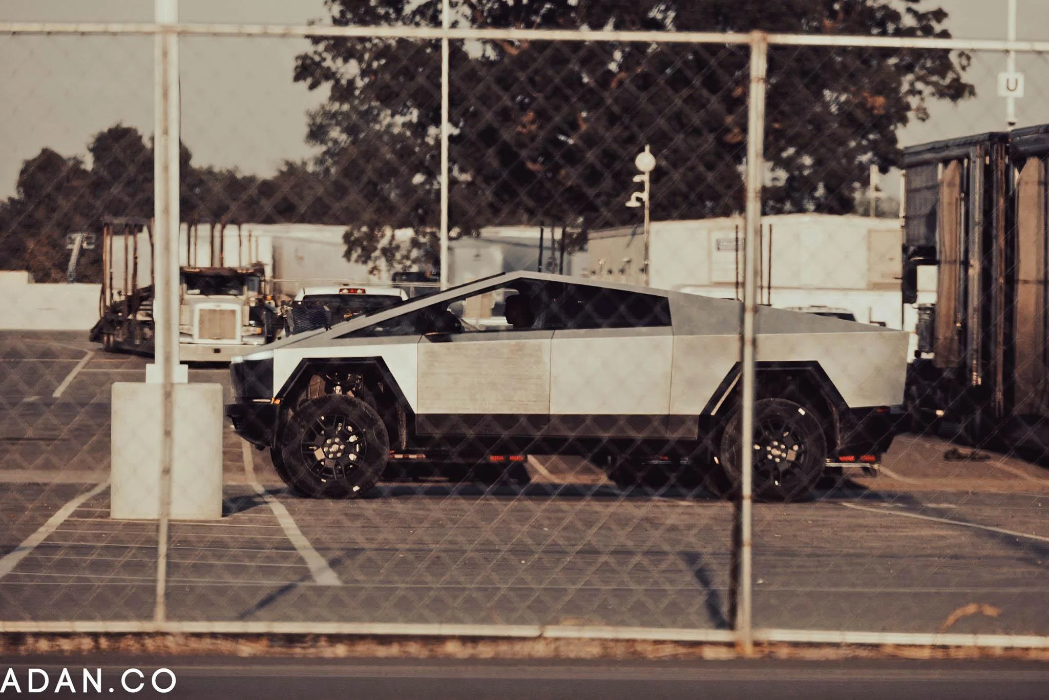 Tesla Cybertruck [Video + Pics] Cybertruck suspension at high setting height (loading onto trailer and public streets) F5JLF8JWAAAVdRu