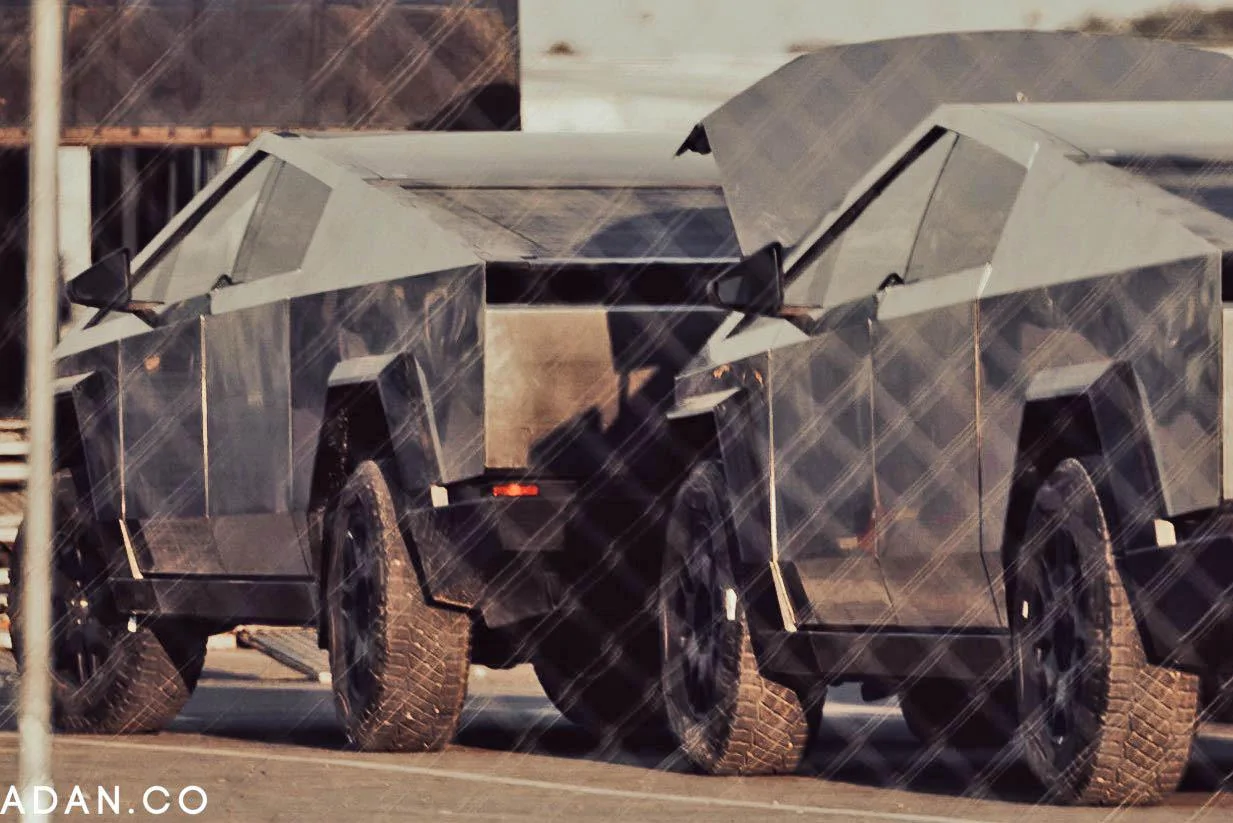 Tesla Cybertruck [Video + Pics] Cybertruck suspension at high setting height (loading onto trailer and public streets) F5JLF8KWgAAT1ov (2)