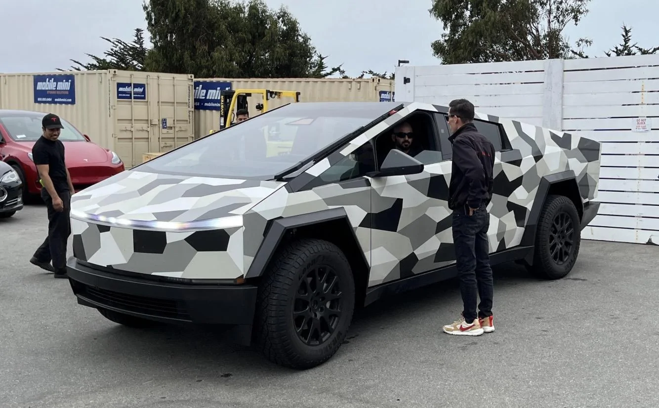 Tesla Cybertruck Cybertruck stops by Tesla Service Center in Monterey! F5NwUgraAAAcLm_