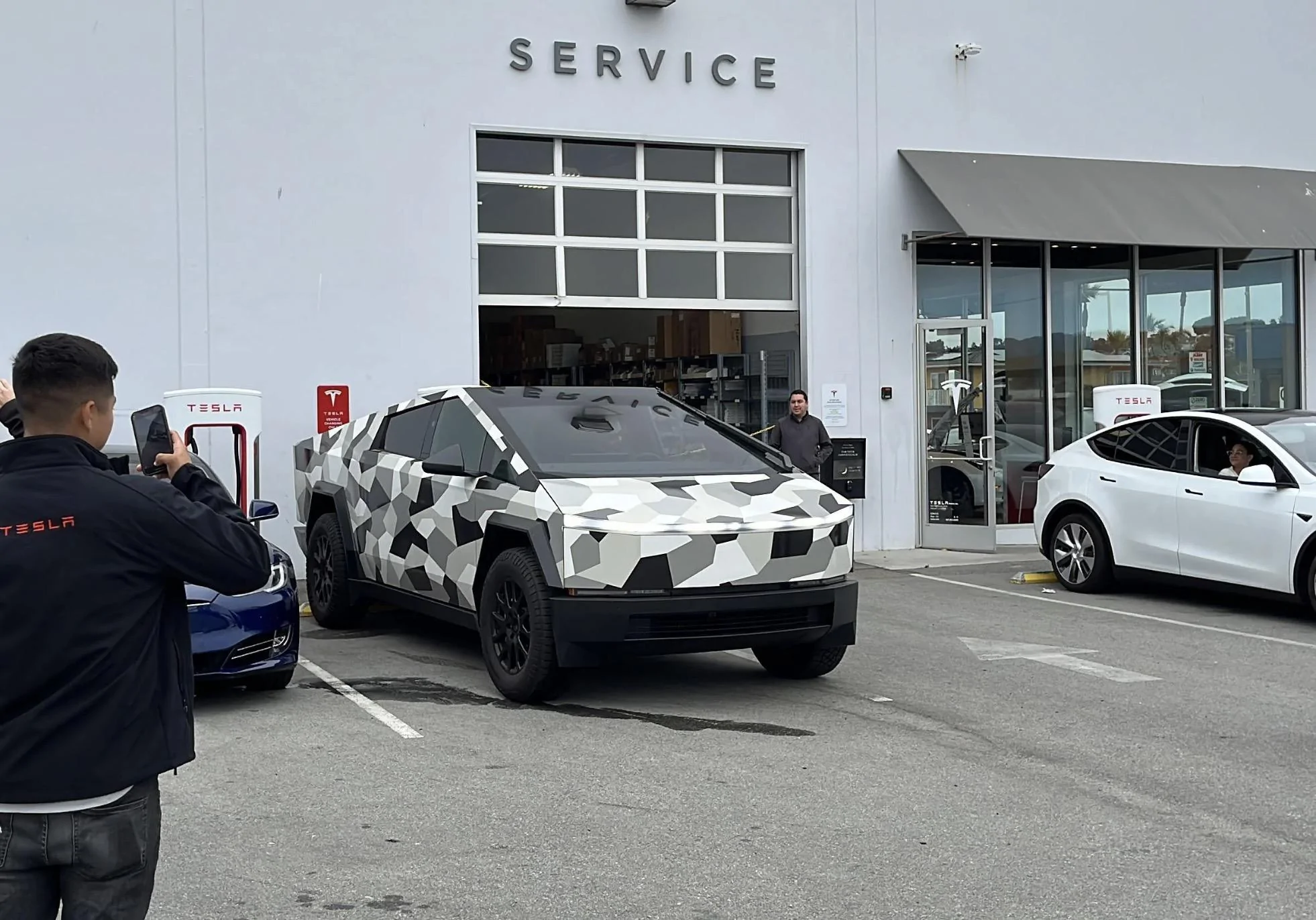 Tesla Cybertruck Cybertruck stops by Tesla Service Center in Monterey! F5NwYKQbMAADjm3