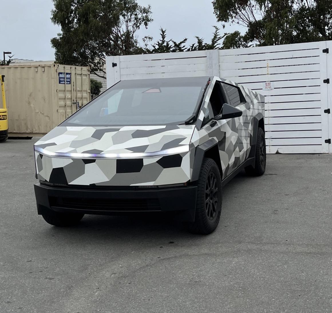 Tesla Cybertruck Cybertruck stops by Tesla Service Center in Monterey! F5NwbqxaoAAZiFO
