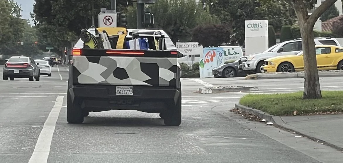 Tesla Cybertruck Spotted: Cybertruck bed vault hauling beach chairs, lawn mower and gear f9km3xvvwbmb1 (1)