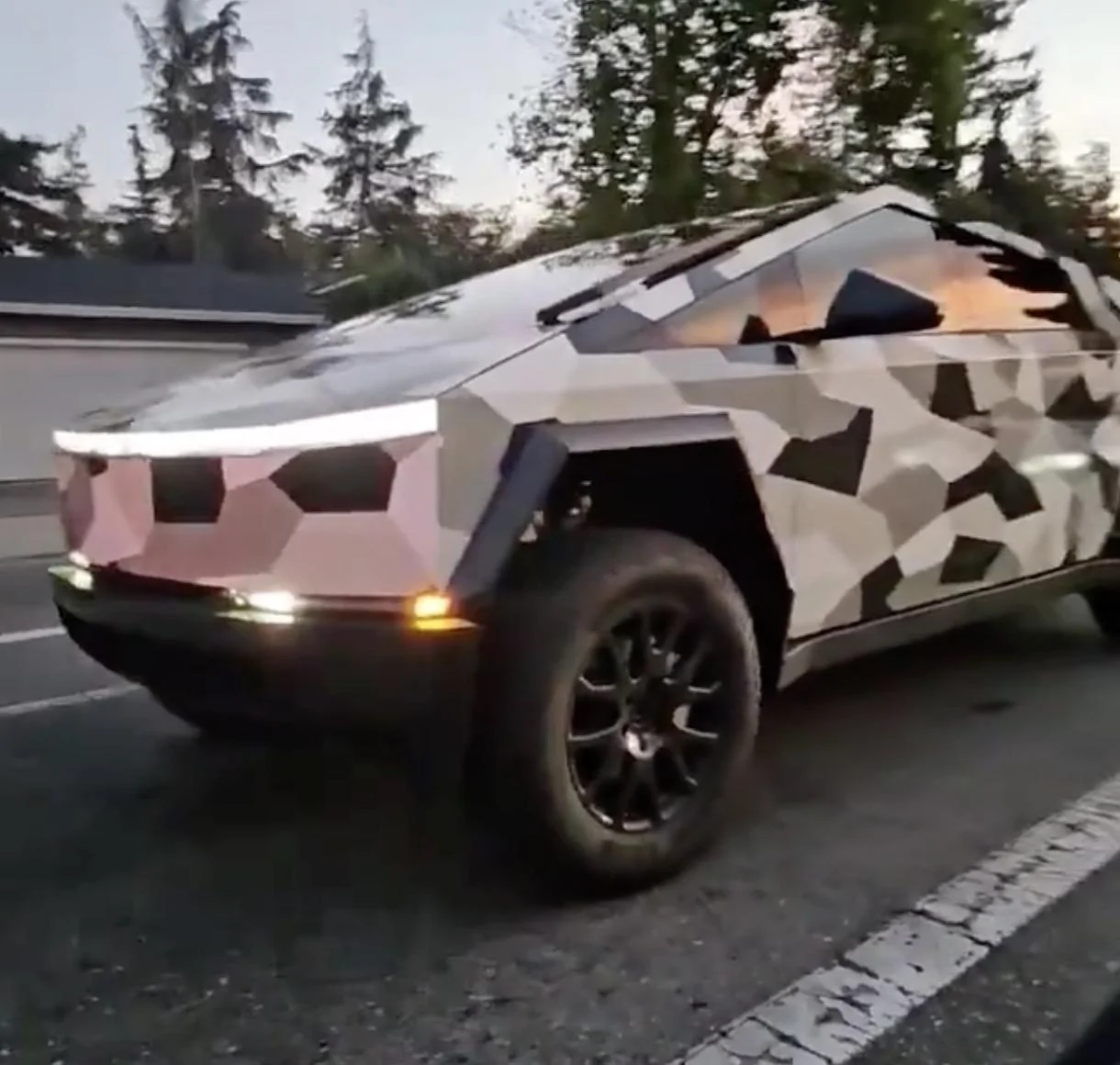 Tesla Cybertruck [Video + Pics] Cybertruck suspension at high setting height (loading onto trailer and public streets) Screenshot 2023-09-05 at 2.40.28 PM