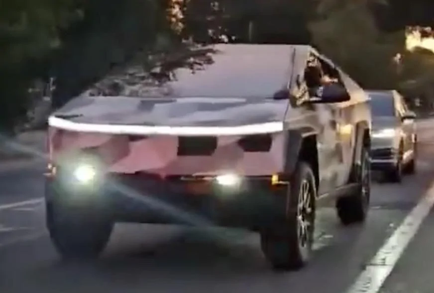 Tesla Cybertruck [Video + Pics] Cybertruck suspension at high setting height (loading onto trailer and public streets) Screenshot 2023-09-05 at 2.41.33 PM