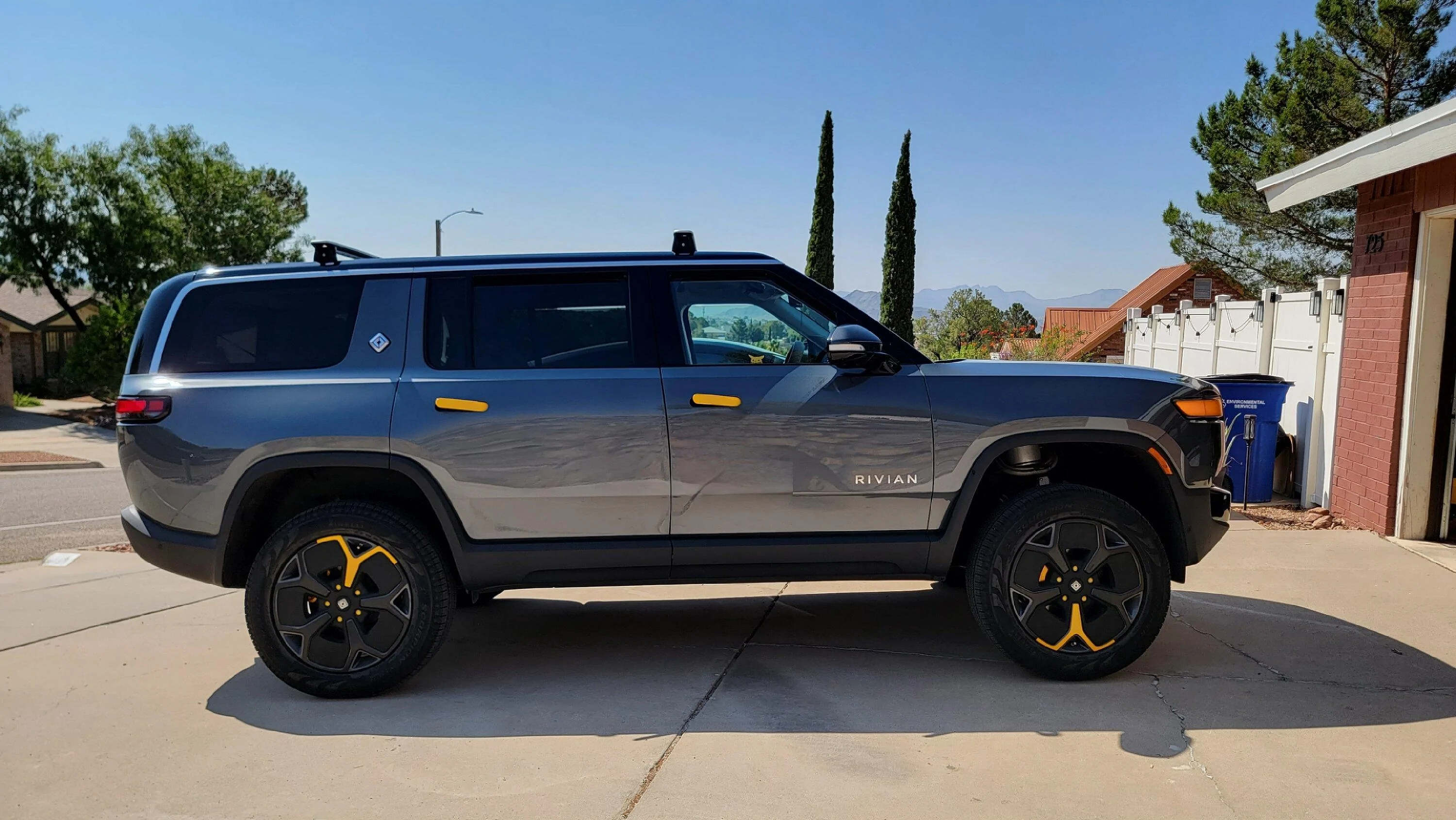 Tesla Cybertruck [Video + Pics] Cybertruck suspension at high setting height (loading onto trailer and public streets) 20230827_103014