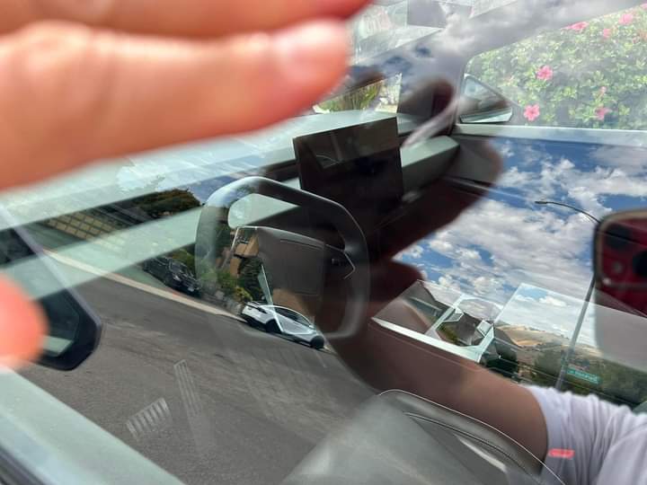 Tesla Cybertruck Cybertruck parked on street in residential neighborhood [9/9 pics] F5nfonSWkAA1FN2