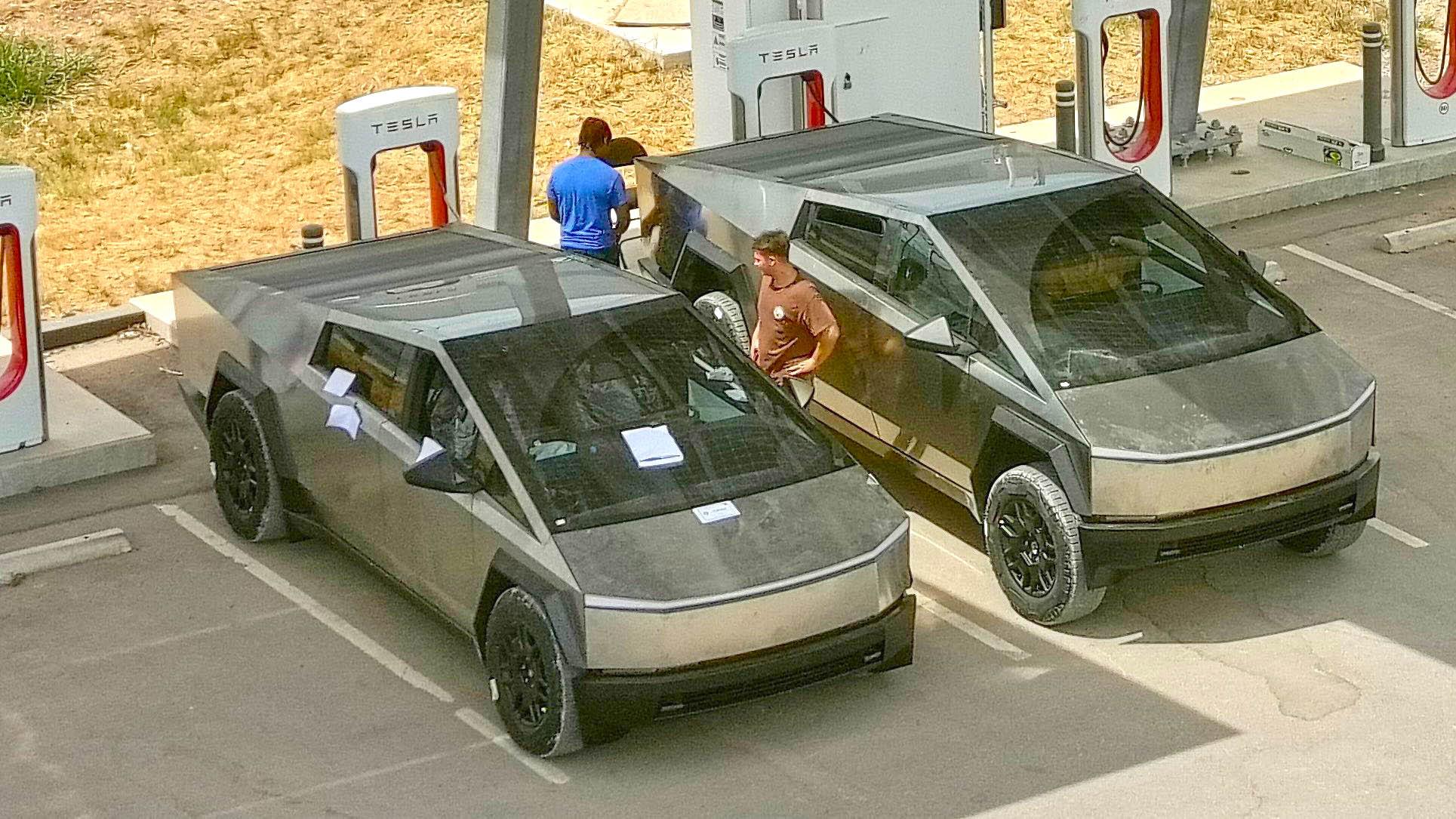 Tesla Cybertruck Air suspension lowest vs. tallest height comparison pics (side by side Cybertrucks) Cybertruck Air suspension lowest height vs. tallest height comparison pics 3
