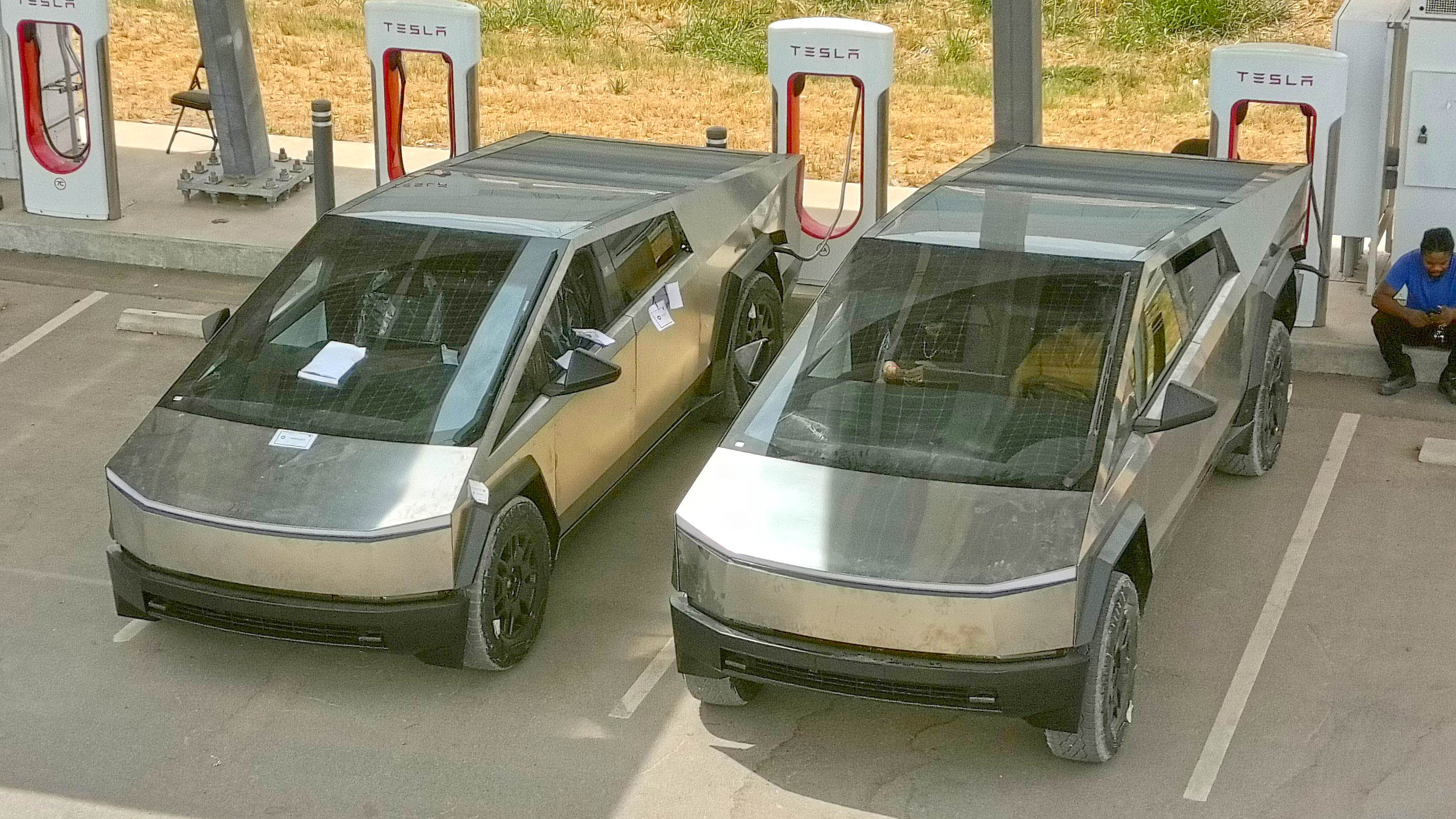 Tesla Cybertruck Air suspension lowest vs. tallest height comparison pics (side by side Cybertrucks) Cybertruck Air suspension lowest height vs. tallest height comparison pics 4