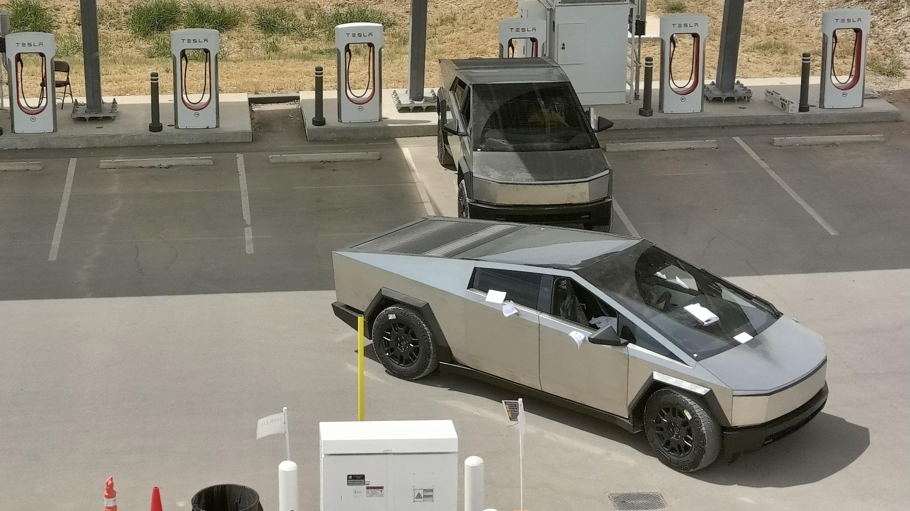 Tesla Cybertruck Air suspension lowest vs. tallest height comparison pics (side by side Cybertrucks) Cybertruck Air suspension lowest height vs. tallest height comparison pics 2