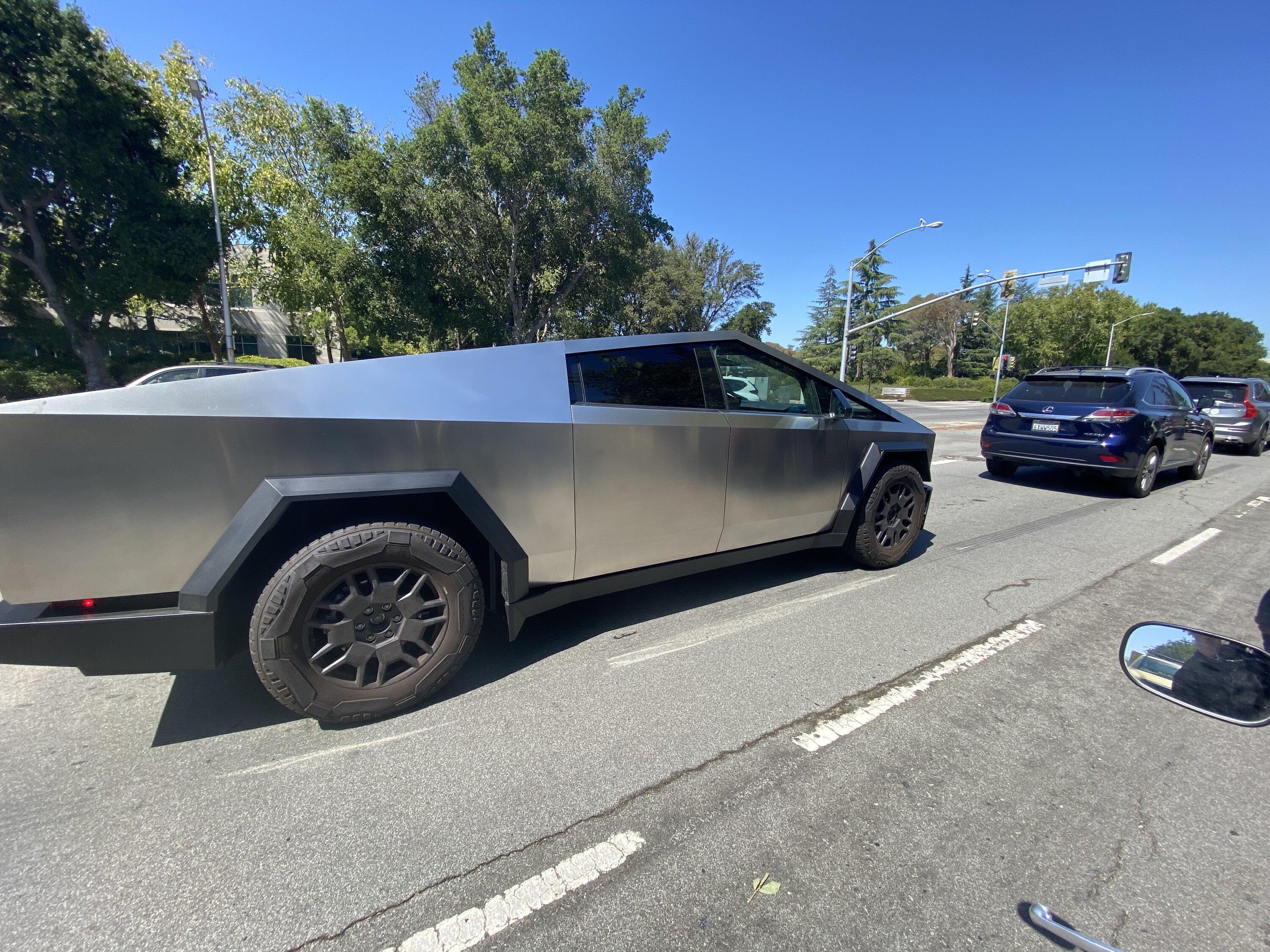 Tesla Cybertruck Cybertruck spotted today 9/13 showing awesome build quality & fitment F57yFg4bcAAa1xW
