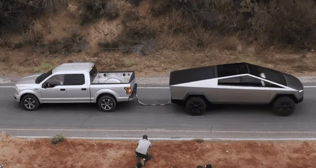 Tesla Cybertruck Spotted: CyberTruck U-Turns (and F-150 comparison). Rear wheel steering in action 52E0FE02-5060-4004-A905-F5E7E189873C