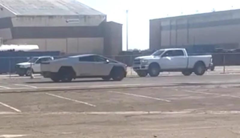 Tesla Cybertruck Cybertruck spotted in Central Valley CA, passing Dodge Ram for size comparison Screenshot 2023-09-14 at 2.07.10 PM
