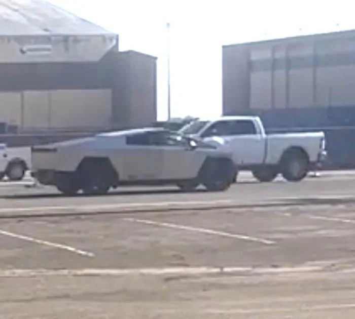 Tesla Cybertruck Cybertruck spotted in Central Valley CA, passing Dodge Ram for size comparison Screenshot 2023-09-14 at 2.07.21 PM