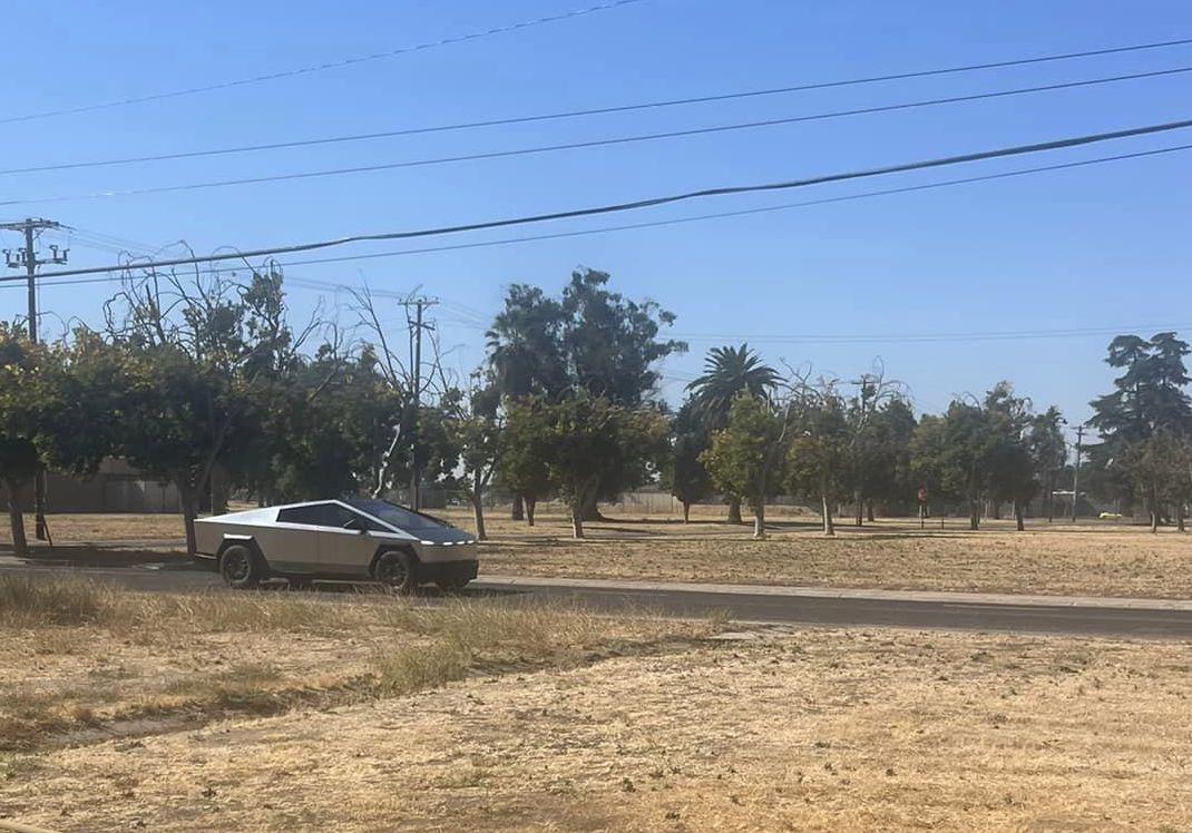 Tesla Cybertruck Cybertruck spotted in Central Valley CA, passing Dodge Ram for size comparison 378795572_10159066441047691_420531992763057973_n