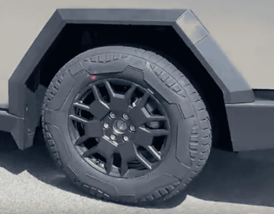 Tesla Cybertruck Video: Cybertruck Vents Air Suspension Pressure While Lowering! 💨 + Close Look at Bed Vault! Screenshot 2023-09-14 at 16.16.17