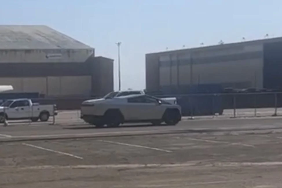 Tesla Cybertruck Cybertruck spotted in Central Valley CA, passing Dodge Ram for size comparison IMG_1143