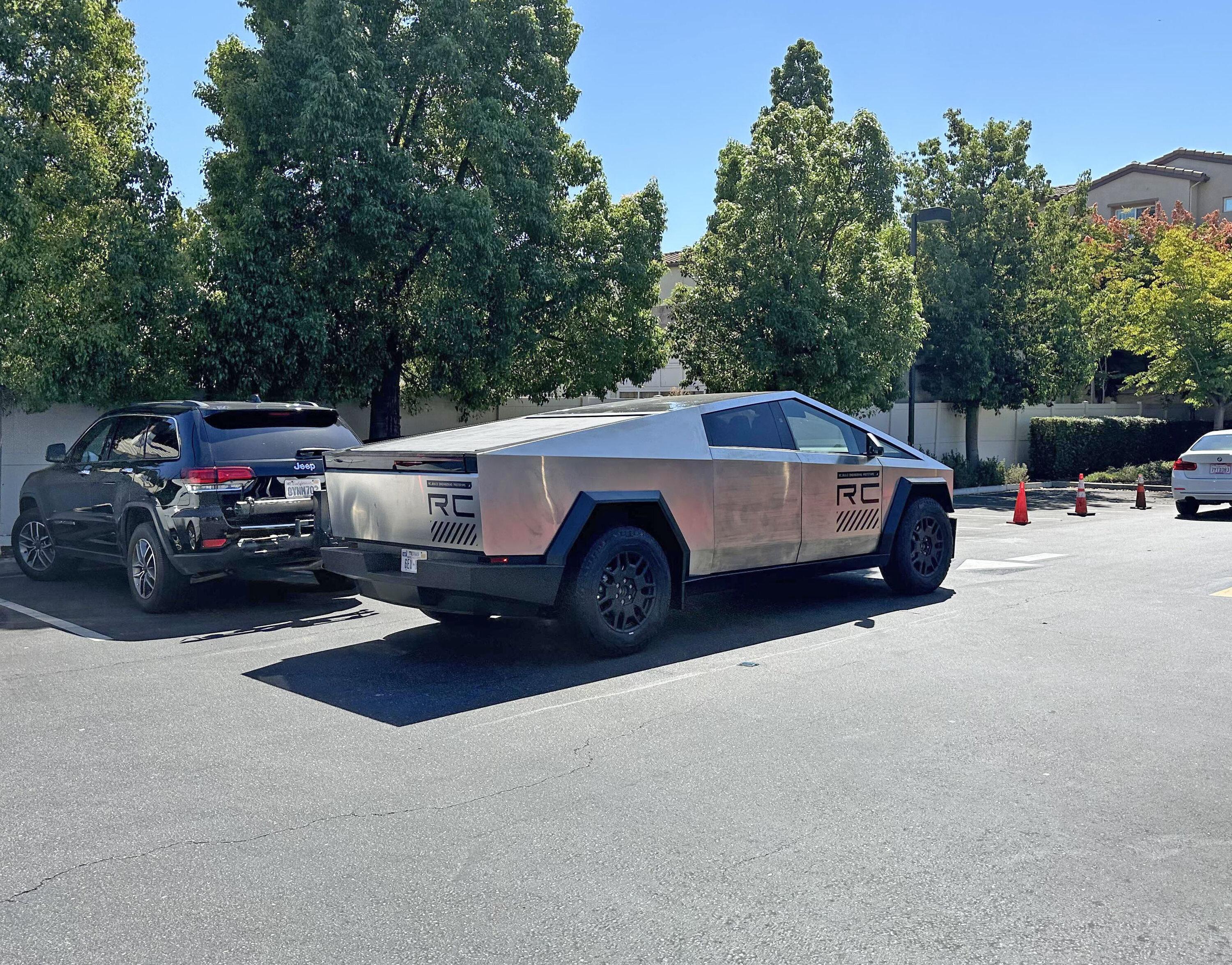 Tesla Cybertruck Cybertruck spotted getting Chik-fil-A 🍗 hypkkkfx5iob1