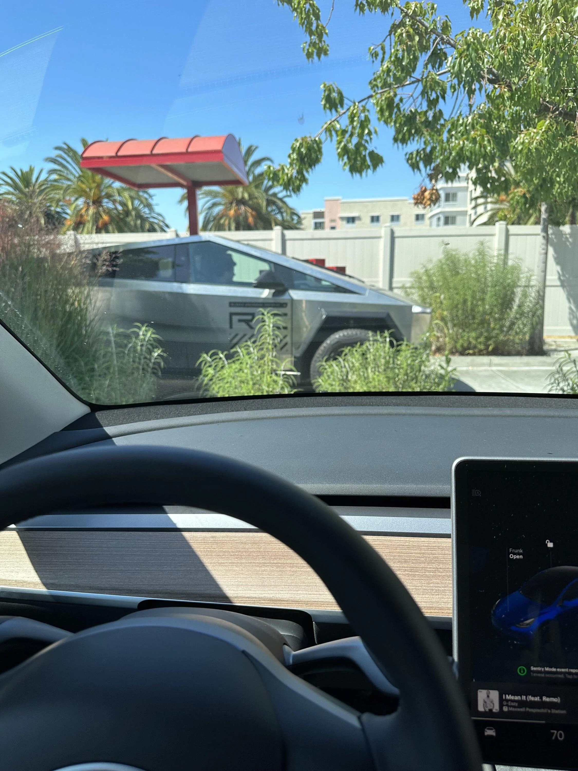 Tesla Cybertruck Cybertruck spotted getting Chik-fil-A 🍗 96typkfx5iob1