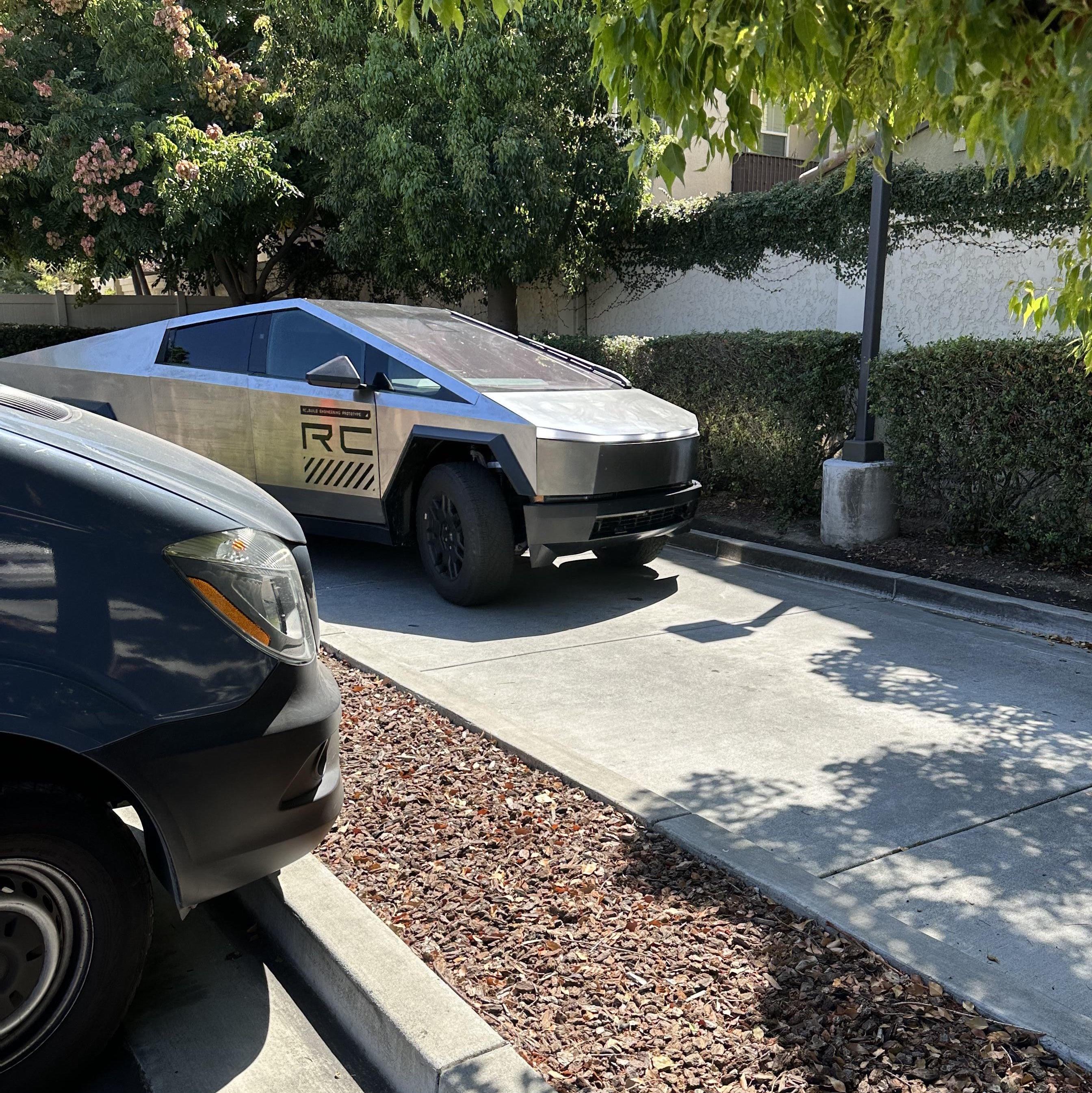Tesla Cybertruck Cybertruck spotted getting Chik-fil-A 🍗 4lq3q7gx5iob1