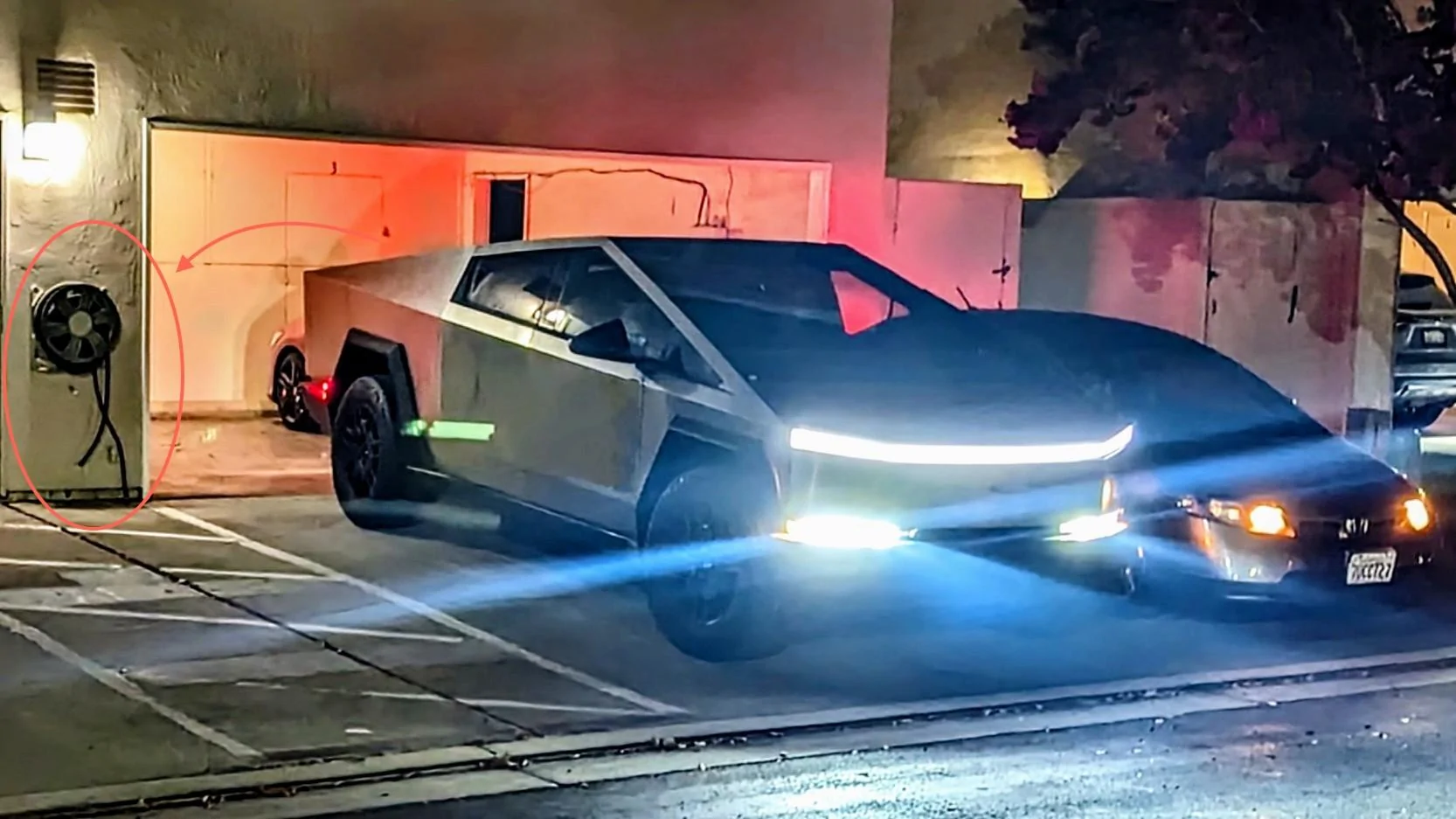 Tesla Cybertruck Cybertruck parked at garage (shows vault bed lights!) PXL_20230917_044130714.MP~3