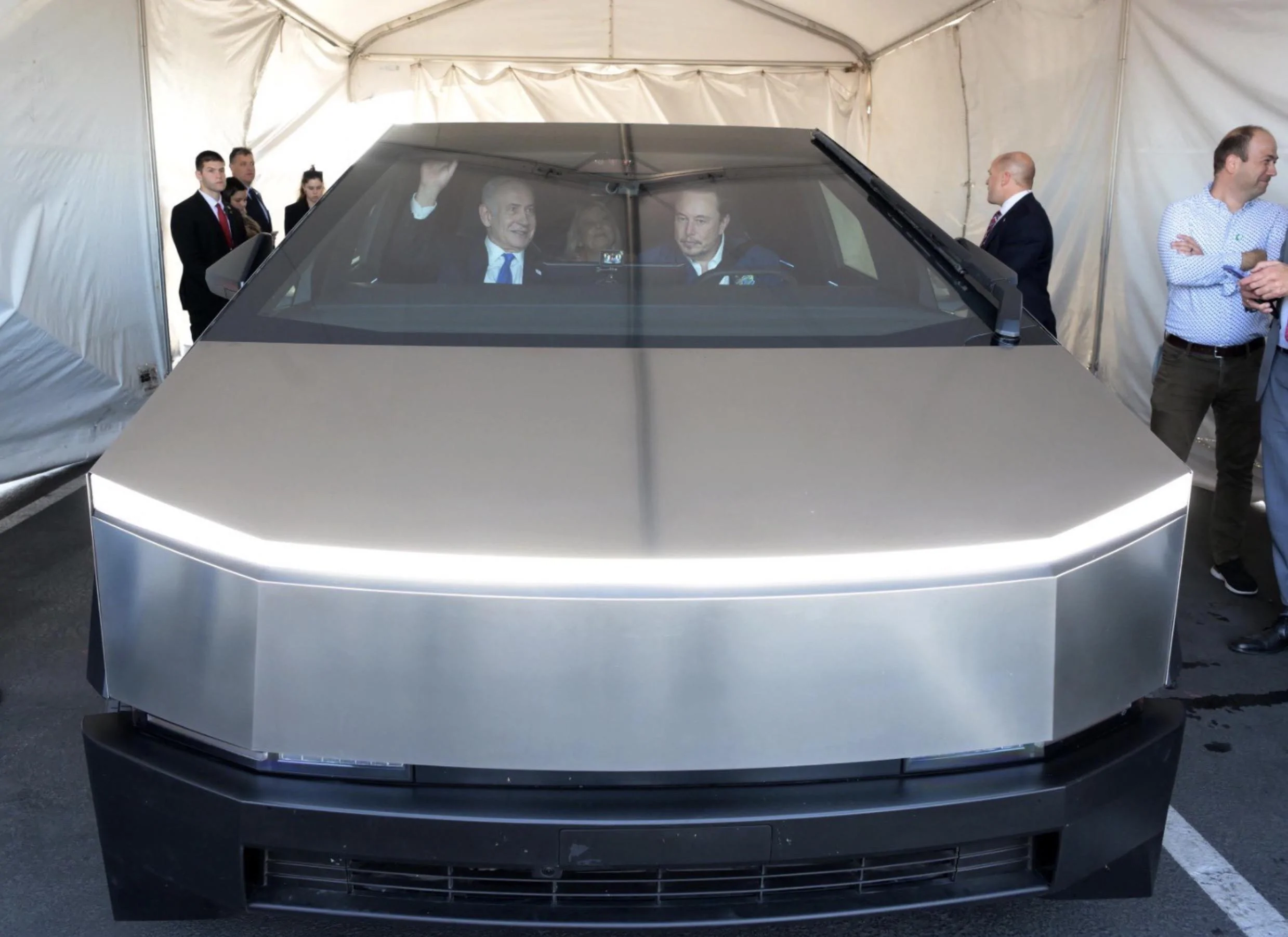 Tesla Cybertruck 🕶️ Elon takes Prime Minister Netanyahu for a Cybertruck spin and interior look! [⚠️ ADMIN WARNING: NO POLITICS] 1695072974648